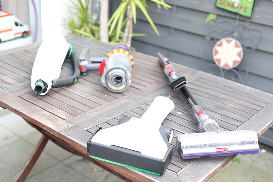 Dyson V15 und Vorwerk VK7 Bodendüsen von unten